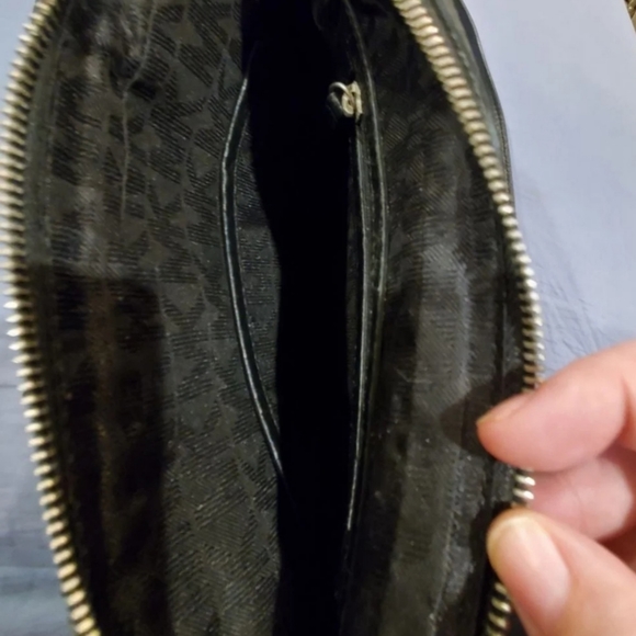 BLK PEBBLED LEATHER MICHAEL KORS CROSSBODY PURSE - Picture 2 of 3